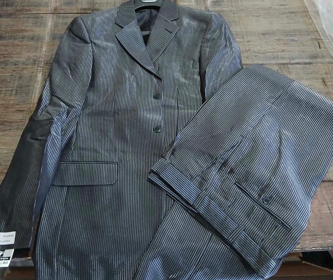 Костюм фабричний темно сірий.